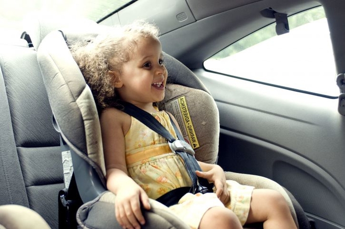 Dijete u autosjedalici pravilno vezano pojasevima