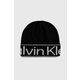 Kapa s dodatkom vune Calvin Klein boja: crna, od tanke pletenine - crna. Kapa iz kolekcije Calvin Klein. Model izrađen od pletiva s tiskom.