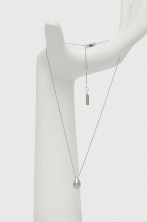 Ogrlica Calvin Klein - srebrna. Ogrlica iz kolekcije Calvin Klein. Model s ukrasnim privjeskom izrađen od od nehrđajućeg čelika.