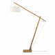 Podna svjetiljka s bijelim sjenilom i Good &amp; Mojo Montblanc konstrukcijom od bambusa