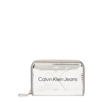 Novčanik Calvin Klein Jeans za žene, boja: srebrna - srebrna. Mali novčanik iz kolekcije Calvin Klein Jeans. Model izrađen od sintetičkog materijala.