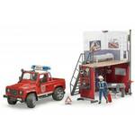 Bruder set Vatrogasna stanica sa figuricom Vatrogasca i vatrogasnim autom Land Rover Defender