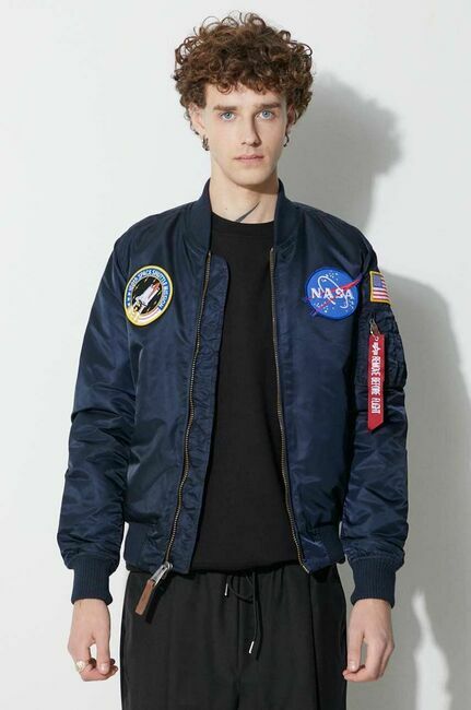 Bomber jakna Alpha Industries MA 1 VF NASA za mu karce boja tamno plava za prijelazno razdoblje mornarsko plava. Bomber jakna iz kolekcije Alpha Industries. Model Za prijelazno razdoblje