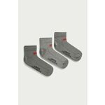 Čarape Levi's boja: siva - siva. Kratke sokne iz kolekcije Levi's. Model izrađen od elastičnog materijala. U setu tri para.