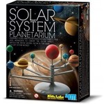 Set 4M Solarni sistem i planetarij Napravite vlastiti 30cm velik model solarnog sistema planetarija koji svijetli u mraku. Sastavite, obojite i osvijetlite sa svijetlećim efektima. Promatrajte kako svijetli u mraku kao da je u svemiru! Ovo je...