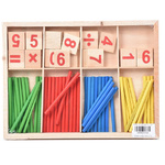 Drveni kalkulator sa brojevima i štapićima u boji