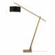 Podna svjetiljka s crnim sjenilom i Good &amp; Mojo Montblanc konstrukcijom od bambusa