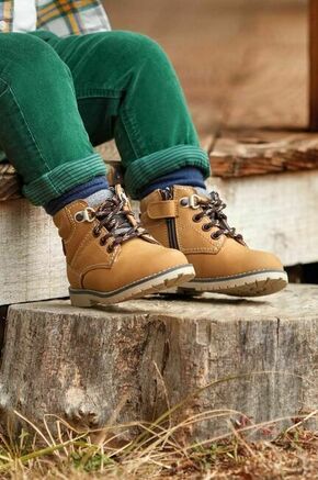 Dječje zimske kožne cipele Mayoral boja: žuta - zlatna. Dječja obuća za zimu iz kolekcije Mayoral. Sa srednje toplom podstavom model izrađen od prirodne kože. Model s učvršćenim gornjištem osigurava stabilnost stopala.