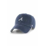 Kapa 47brand Atlanta Braves boja: tamno plava, s aplikacijom - mornarsko plava. Kapa sa šiltom u stilu baseball iz kolekcije 47brand. Model izrađen od glatke tkanine s umecima.