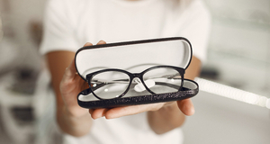 Znaš li ispravno brinuti o dioptrijskim naočalama? Saznaj kako očistiti naočale.