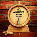 Hrastova bačva DANGER HIGH VOLTAGE ručno izrađena s slavinom i postoljem